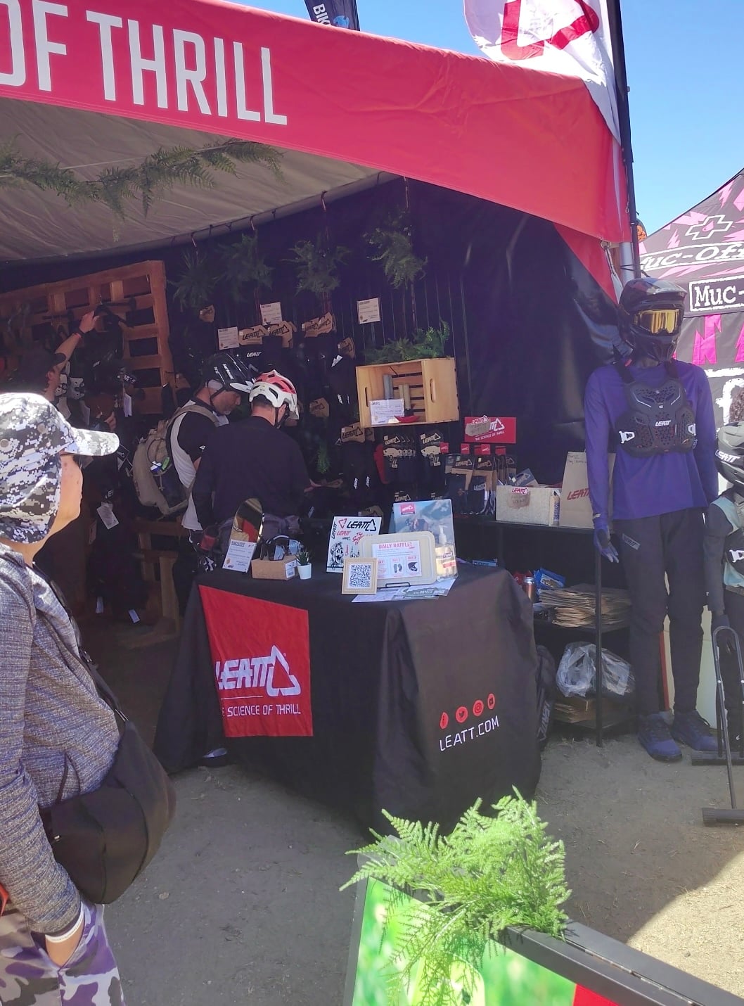 Leatt 20x20 E-Series Sea Otter Classic Table and Checkout Area